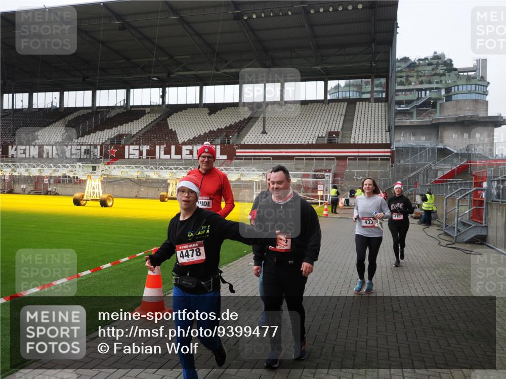 07.12.2025 - St. Pauli X-Mass-Run No. 15 Fabian Wolf http://msf.ph/oto/9399477 07.12.2025 11:00:37 Ziel 410, 433, 435, 439, 440, 611, 985, 1721, 3952, 4478, 4793 meine-sportfotos.de