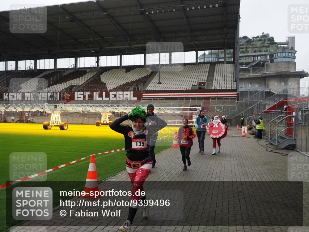 07.12.2025 - St. Pauli X-Mass-Run No. 15 Fabian Wolf http://msf.ph/oto/9399496 07.12.2025 11:00:51 Ziel 68, 135, 410, 433, 439, 492, 1065, 1068, 1660, 3349, 3353 meine-sportfotos.de