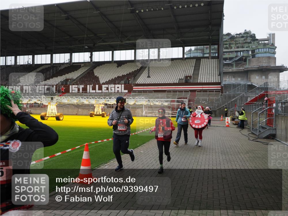 07.12.2025 - St. Pauli X-Mass-Run No. 15 Fabian Wolf http://msf.ph/oto/9399497 07.12.2025 11:00:51 Ziel 68, 135, 410, 433, 439, 492, 1065, 1068, 1660, 3349, 3353 meine-sportfotos.de