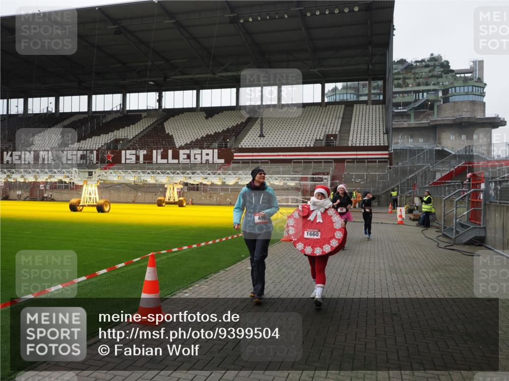 07.12.2025 - St. Pauli X-Mass-Run No. 15 Fabian Wolf http://msf.ph/oto/9399504 07.12.2025 11:00:54 Ziel 68, 135, 492, 1065, 1068, 1660, 3349, 3353 meine-sportfotos.de