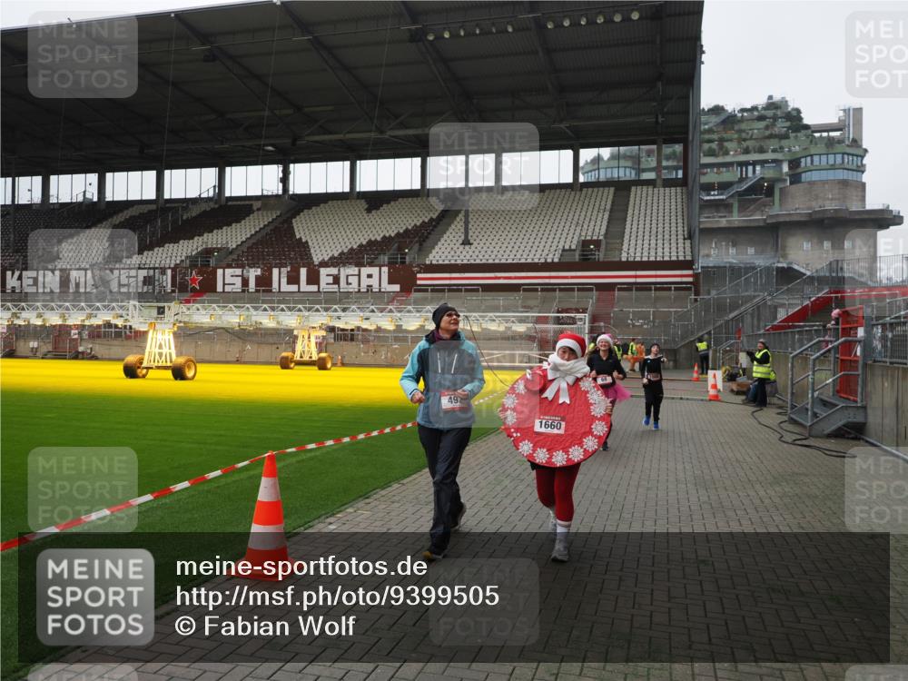 07.12.2025 - St. Pauli X-Mass-Run No. 15 Fabian Wolf http://msf.ph/oto/9399505 07.12.2025 11:00:54 Ziel 68, 135, 492, 1065, 1068, 1660, 3349, 3353 meine-sportfotos.de