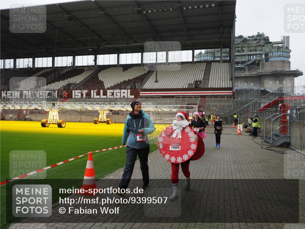 07.12.2025 - St. Pauli X-Mass-Run No. 15 Fabian Wolf http://msf.ph/oto/9399507 07.12.2025 11:00:54 Ziel 68, 135, 492, 1065, 1068, 1660, 3349, 3353 meine-sportfotos.de
