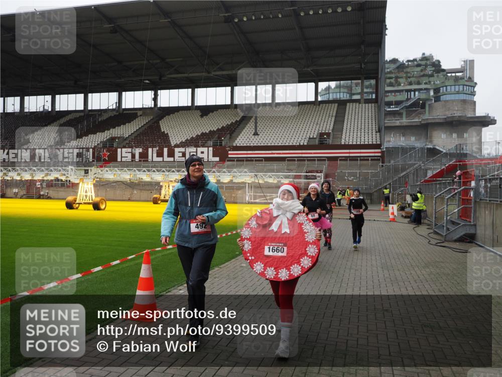 07.12.2025 - St. Pauli X-Mass-Run No. 15 Fabian Wolf http://msf.ph/oto/9399509 07.12.2025 11:00:55 Ziel 68, 135, 492, 1065, 1068, 1660, 3349, 3353 meine-sportfotos.de