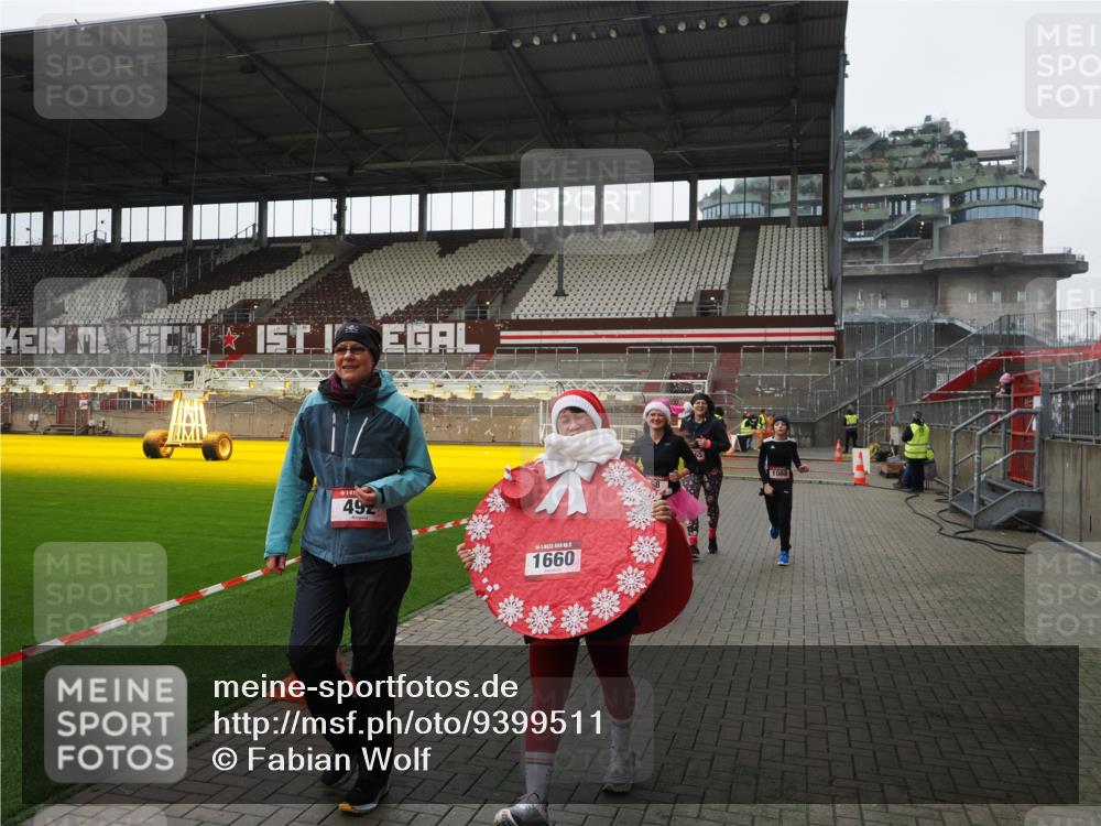 07.12.2025 - St. Pauli X-Mass-Run No. 15 Fabian Wolf http://msf.ph/oto/9399511 07.12.2025 11:00:55 Ziel 68, 135, 492, 1065, 1068, 1660, 3349, 3353 meine-sportfotos.de