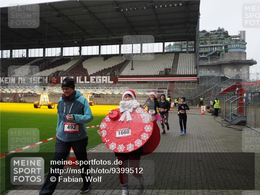 07.12.2025 - St. Pauli X-Mass-Run No. 15 Fabian Wolf http://msf.ph/oto/9399512 07.12.2025 11:00:55 Ziel 68, 135, 492, 1065, 1068, 1660, 3349, 3353 meine-sportfotos.de