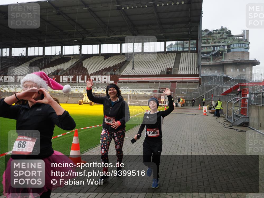 07.12.2025 - St. Pauli X-Mass-Run No. 15 Fabian Wolf http://msf.ph/oto/9399516 07.12.2025 11:00:57 Ziel 68, 135, 492, 1065, 1068, 1660, 3349, 3353 meine-sportfotos.de