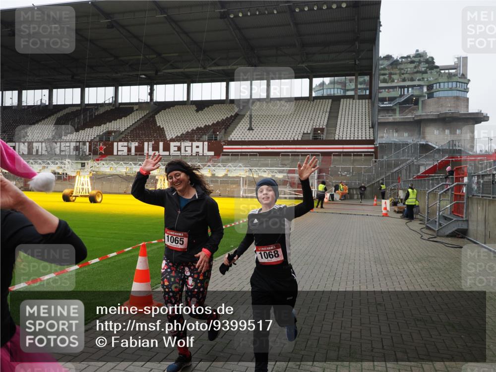 07.12.2025 - St. Pauli X-Mass-Run No. 15 Fabian Wolf http://msf.ph/oto/9399517 07.12.2025 11:00:57 Ziel 68, 135, 492, 1065, 1068, 1660, 3349, 3353 meine-sportfotos.de