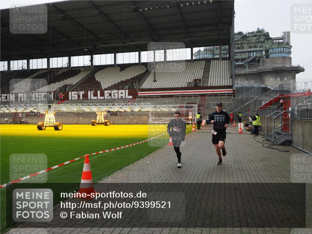 07.12.2025 - St. Pauli X-Mass-Run No. 15 Fabian Wolf http://msf.ph/oto/9399521 07.12.2025 11:01:08 Ziel 68, 89, 557, 1065, 1068, 1705 meine-sportfotos.de