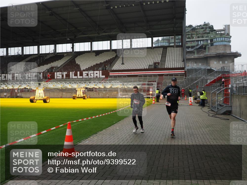 07.12.2025 - St. Pauli X-Mass-Run No. 15 Fabian Wolf http://msf.ph/oto/9399522 07.12.2025 11:01:09 Ziel 89, 557, 1065, 1068, 1705 meine-sportfotos.de