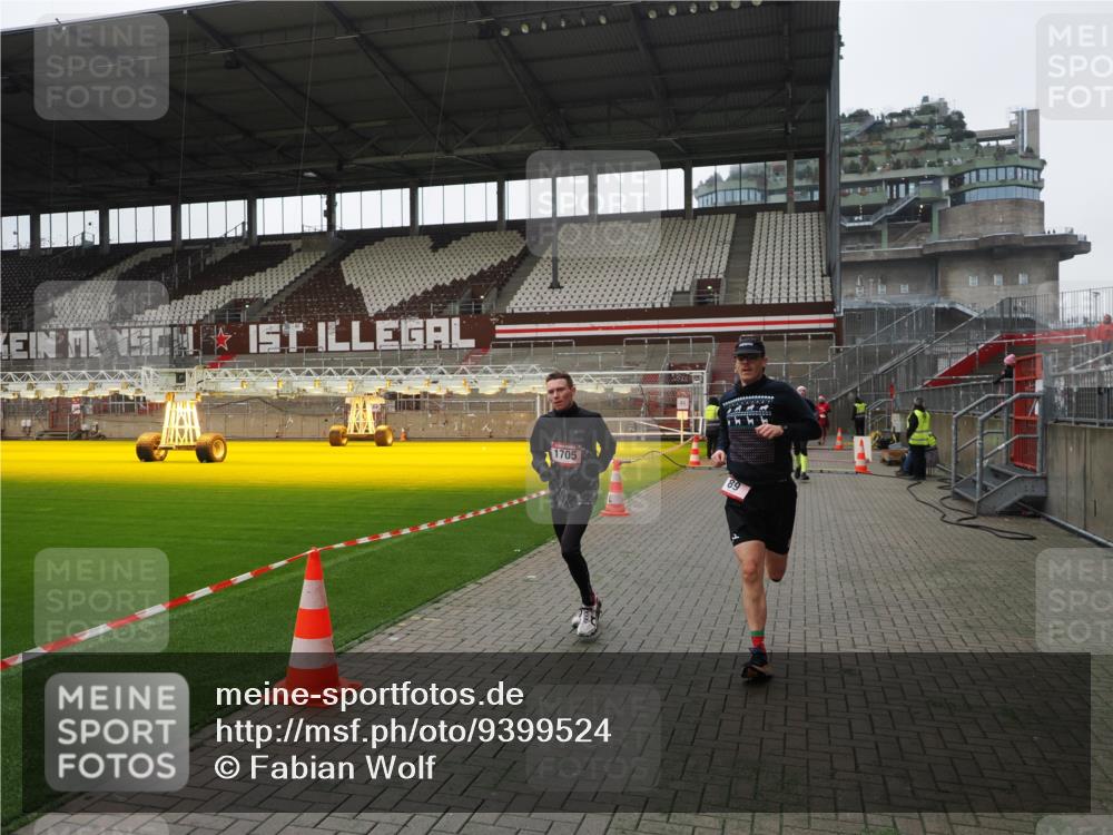 07.12.2025 - St. Pauli X-Mass-Run No. 15 Fabian Wolf http://msf.ph/oto/9399524 07.12.2025 11:01:09 Ziel 89, 557, 1065, 1068, 1705 meine-sportfotos.de