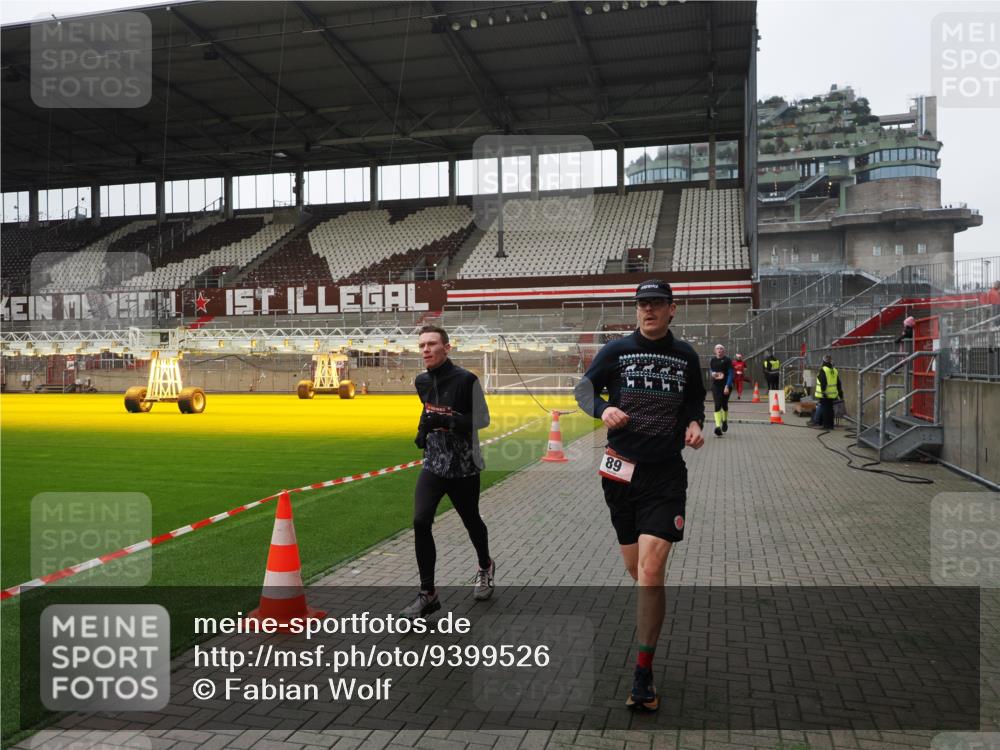 07.12.2025 - St. Pauli X-Mass-Run No. 15 Fabian Wolf http://msf.ph/oto/9399526 07.12.2025 11:01:09 Ziel 89, 557, 1065, 1068, 1705 meine-sportfotos.de