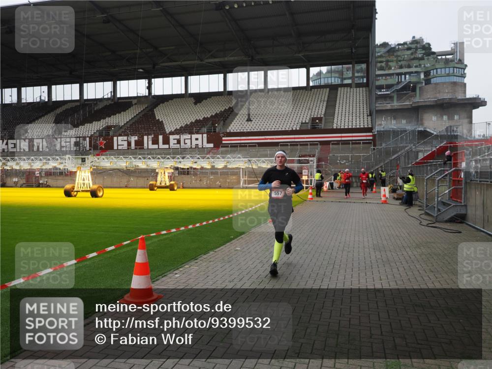 07.12.2025 - St. Pauli X-Mass-Run No. 15 Fabian Wolf http://msf.ph/oto/9399532 07.12.2025 11:01:13 Ziel 89, 132, 139, 557, 1705 meine-sportfotos.de
