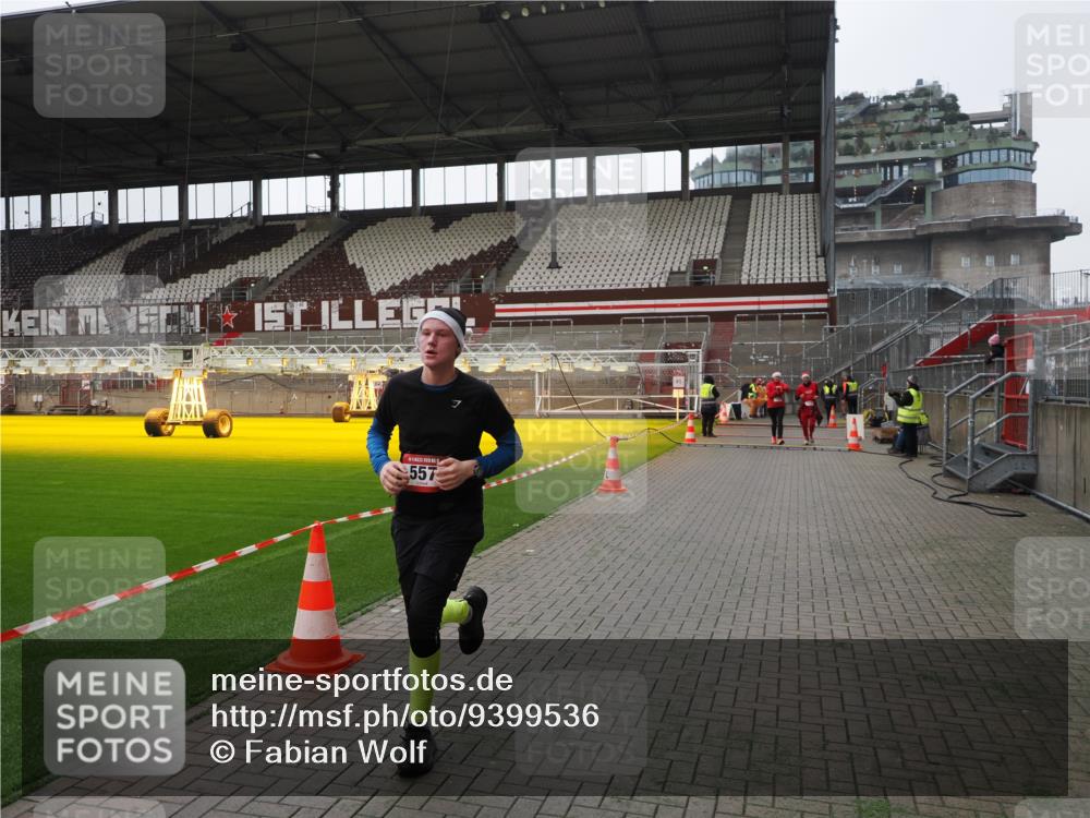 07.12.2025 - St. Pauli X-Mass-Run No. 15 Fabian Wolf http://msf.ph/oto/9399536 07.12.2025 11:01:14 Ziel 89, 132, 139, 557, 1705 meine-sportfotos.de