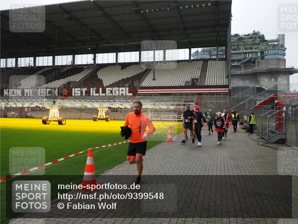 07.12.2025 - St. Pauli X-Mass-Run No. 15 Fabian Wolf http://msf.ph/oto/9399548 07.12.2025 11:01:26 Ziel 132, 139, 557, 766, 770, 771, 1300, 1367, 1615, 2251, 2252 meine-sportfotos.de