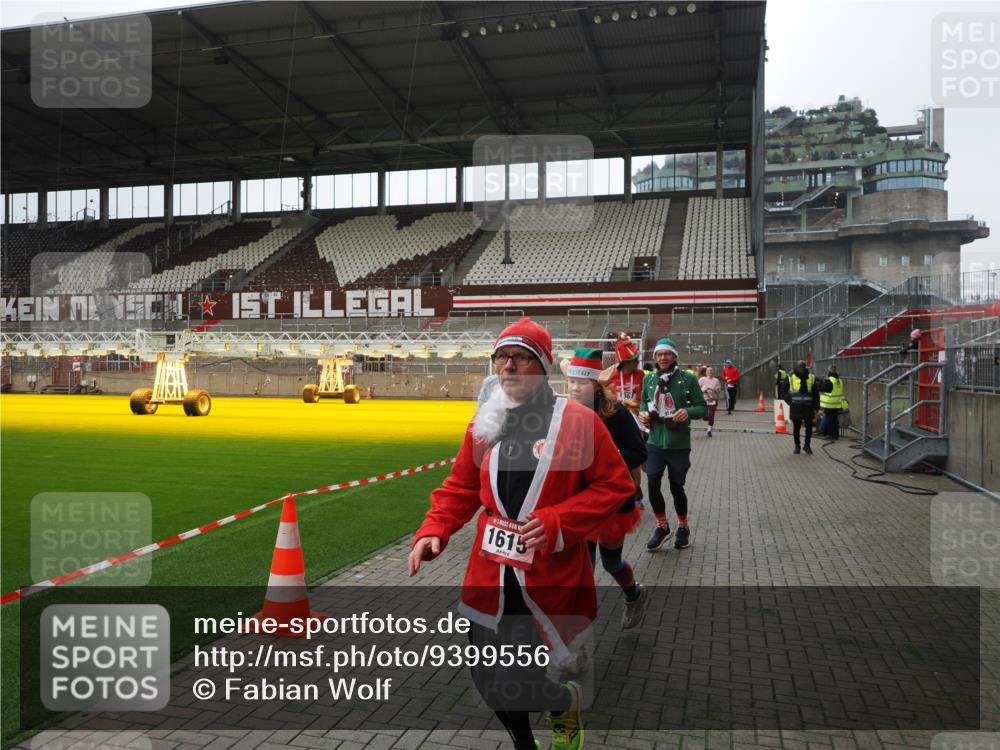 07.12.2025 - St. Pauli X-Mass-Run No. 15 Fabian Wolf http://msf.ph/oto/9399556 07.12.2025 11:01:29 Ziel 132, 139, 336, 766, 770, 771, 1300, 1367, 1615, 2251, 2252 meine-sportfotos.de