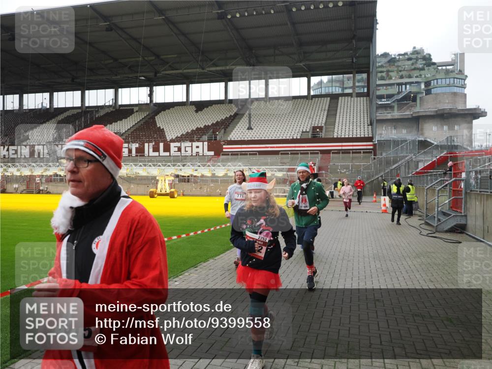 07.12.2025 - St. Pauli X-Mass-Run No. 15 Fabian Wolf http://msf.ph/oto/9399558 07.12.2025 11:01:30 Ziel 132, 139, 336, 766, 770, 771, 1048, 1300, 1367, 1615, 2251, 2252 meine-sportfotos.de