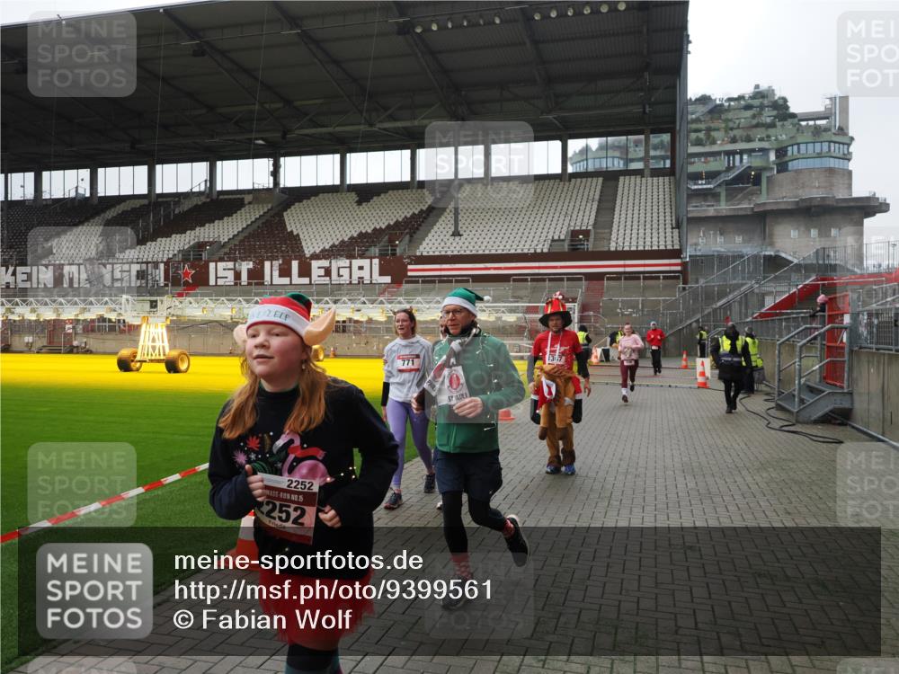07.12.2025 - St. Pauli X-Mass-Run No. 15 Fabian Wolf http://msf.ph/oto/9399561 07.12.2025 11:01:30 Ziel 132, 139, 336, 766, 770, 771, 1048, 1300, 1367, 1615, 2251, 2252 meine-sportfotos.de