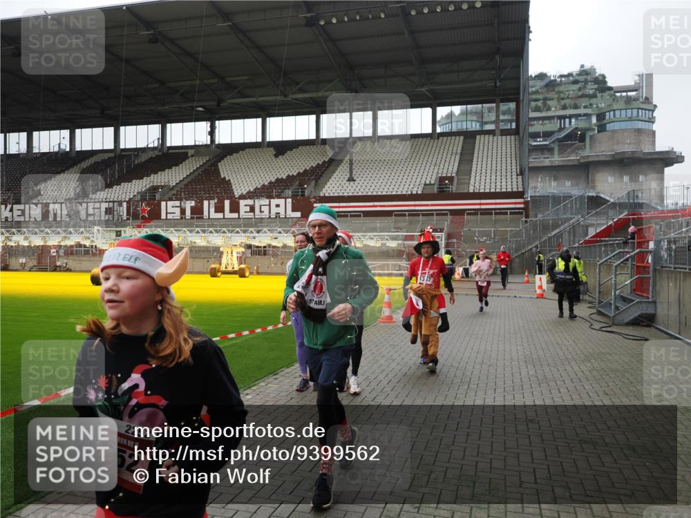 07.12.2025 - St. Pauli X-Mass-Run No. 15 Fabian Wolf http://msf.ph/oto/9399562 07.12.2025 11:01:31 Ziel 132, 139, 336, 766, 770, 771, 1045, 1048, 1300, 1367, 1615, 2251, 2252 meine-sportfotos.de