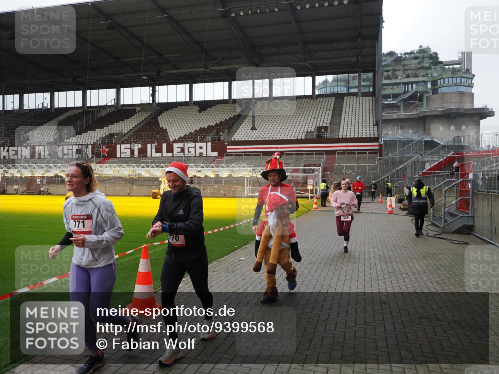 07.12.2025 - St. Pauli X-Mass-Run No. 15 Fabian Wolf http://msf.ph/oto/9399568 07.12.2025 11:01:32 Ziel 132, 139, 336, 766, 770, 771, 1045, 1048, 1300, 1367, 1615, 2251, 2252 meine-sportfotos.de