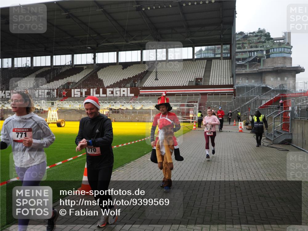 07.12.2025 - St. Pauli X-Mass-Run No. 15 Fabian Wolf http://msf.ph/oto/9399569 07.12.2025 11:01:33 Ziel 336, 766, 770, 771, 1045, 1048, 1300, 1367, 1615, 2251, 2252 meine-sportfotos.de