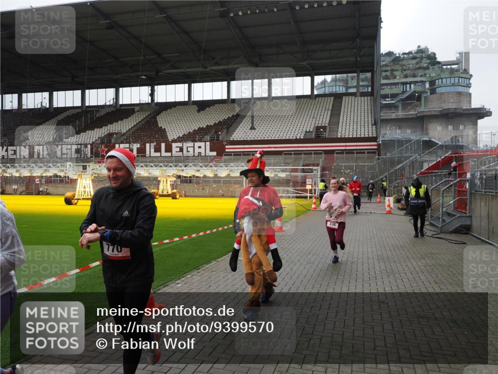 07.12.2025 - St. Pauli X-Mass-Run No. 15 Fabian Wolf http://msf.ph/oto/9399570 07.12.2025 11:01:33 Ziel 336, 766, 770, 771, 1045, 1048, 1300, 1367, 1615, 2251, 2252 meine-sportfotos.de