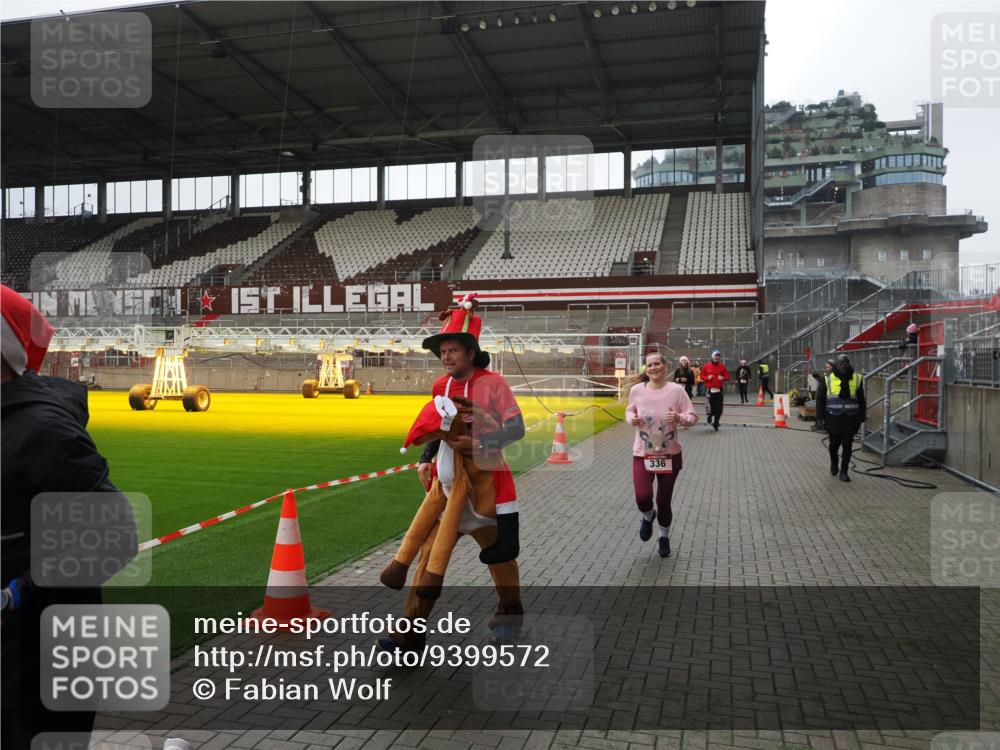 07.12.2025 - St. Pauli X-Mass-Run No. 15 Fabian Wolf http://msf.ph/oto/9399572 07.12.2025 11:01:33 Ziel 336, 766, 770, 771, 1045, 1048, 1300, 1367, 1615, 2251, 2252 meine-sportfotos.de