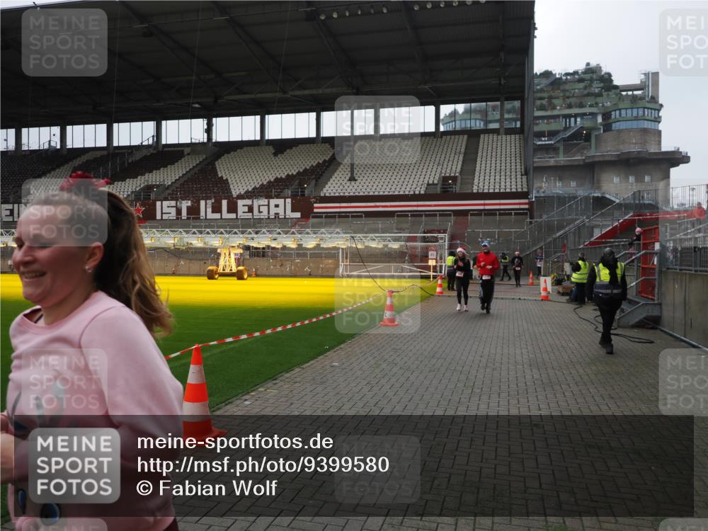 07.12.2025 - St. Pauli X-Mass-Run No. 15 Fabian Wolf http://msf.ph/oto/9399580 07.12.2025 11:01:35 Ziel 336, 766, 770, 771, 1045, 1048, 1300, 1367, 1615, 2251, 2252 meine-sportfotos.de