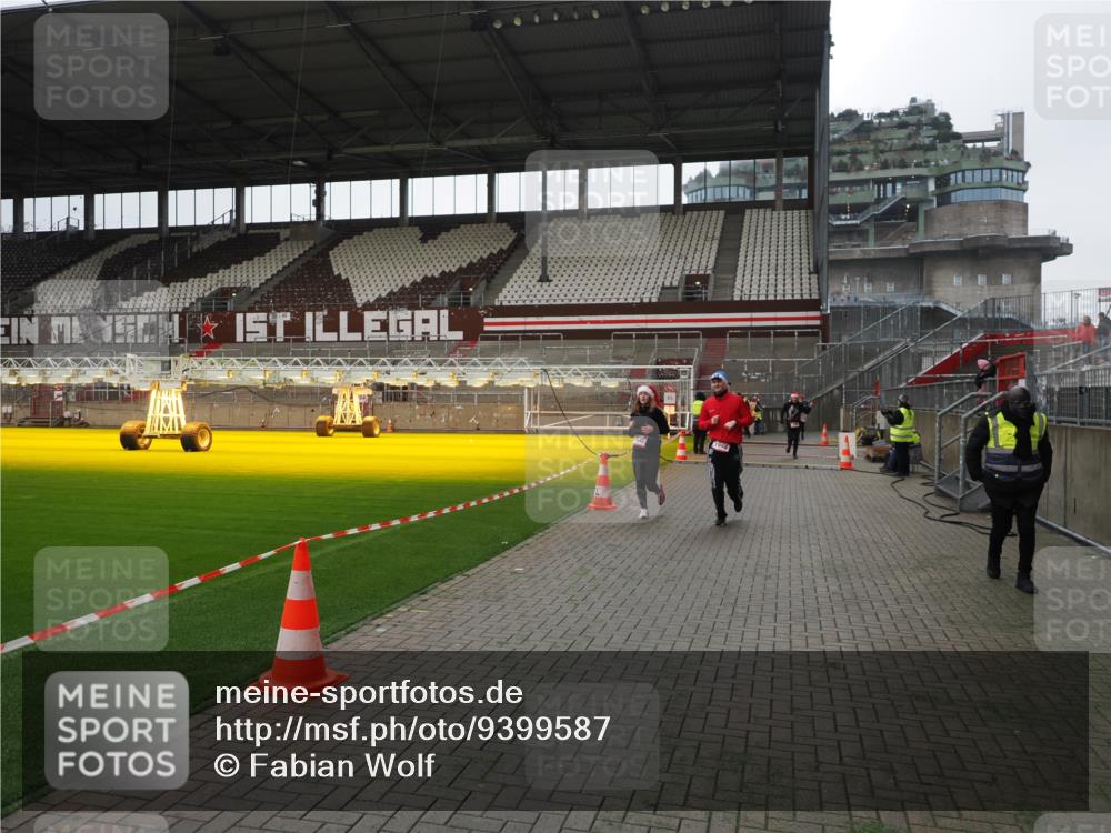07.12.2025 - St. Pauli X-Mass-Run No. 15 Fabian Wolf http://msf.ph/oto/9399587 07.12.2025 11:01:37 Ziel 336, 376, 766, 770, 771, 1045, 1048, 1300, 1367, 1615, 2251, 2252 meine-sportfotos.de