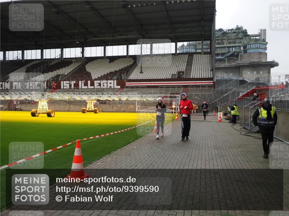 07.12.2025 - St. Pauli X-Mass-Run No. 15 Fabian Wolf http://msf.ph/oto/9399590 07.12.2025 11:01:37 Ziel 336, 376, 766, 770, 771, 1045, 1048, 1300, 1367, 1615, 2251, 2252 meine-sportfotos.de