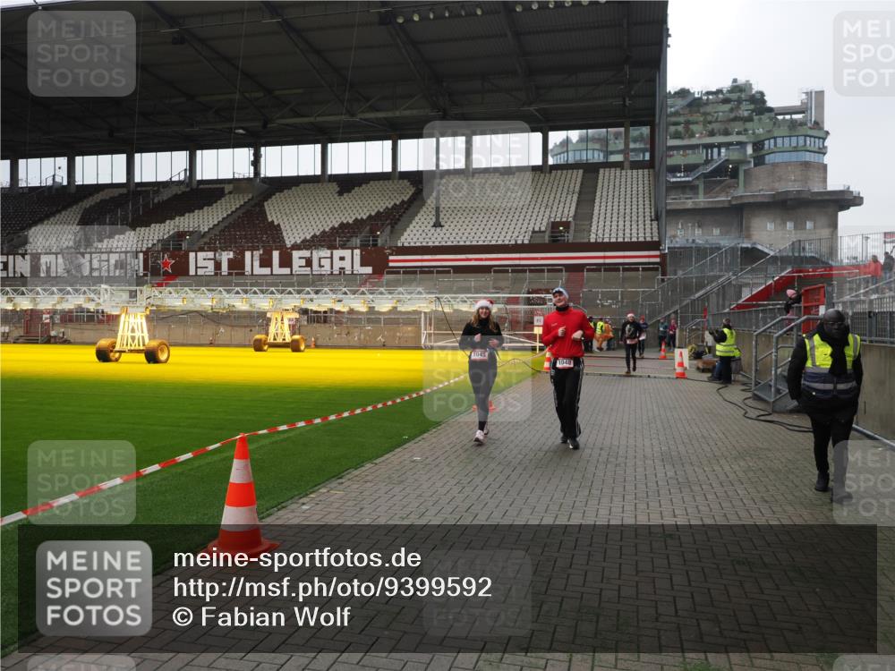 07.12.2025 - St. Pauli X-Mass-Run No. 15 Fabian Wolf http://msf.ph/oto/9399592 07.12.2025 11:01:38 Ziel 336, 376, 766, 770, 771, 1045, 1048, 1300, 1367, 1615, 2251, 2252 meine-sportfotos.de