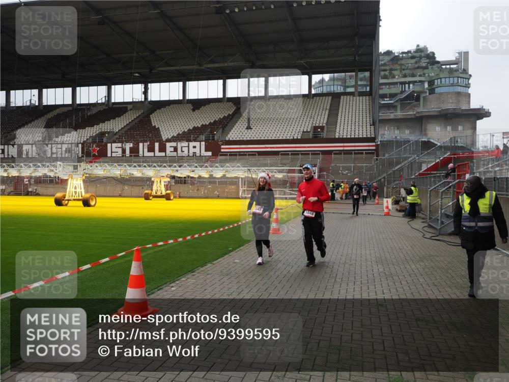 07.12.2025 - St. Pauli X-Mass-Run No. 15 Fabian Wolf http://msf.ph/oto/9399595 07.12.2025 11:01:38 Ziel 336, 376, 766, 770, 771, 1045, 1048, 1300, 1367, 1615, 2251, 2252 meine-sportfotos.de