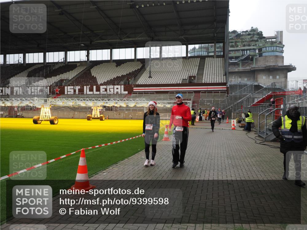 07.12.2025 - St. Pauli X-Mass-Run No. 15 Fabian Wolf http://msf.ph/oto/9399598 07.12.2025 11:01:39 Ziel 336, 376, 766, 770, 771, 1045, 1048, 1067, 1300, 1367, 1615, 2251, 2252 meine-sportfotos.de