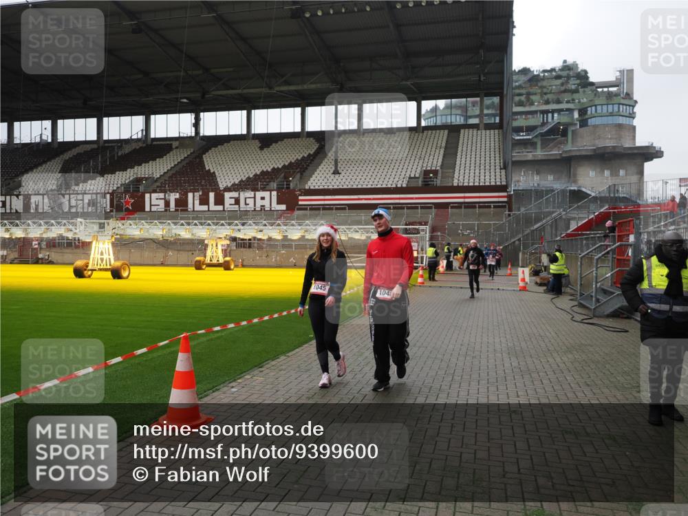 07.12.2025 - St. Pauli X-Mass-Run No. 15 Fabian Wolf http://msf.ph/oto/9399600 07.12.2025 11:01:39 Ziel 336, 376, 766, 770, 771, 1045, 1048, 1067, 1300, 1367, 1615, 2251, 2252 meine-sportfotos.de