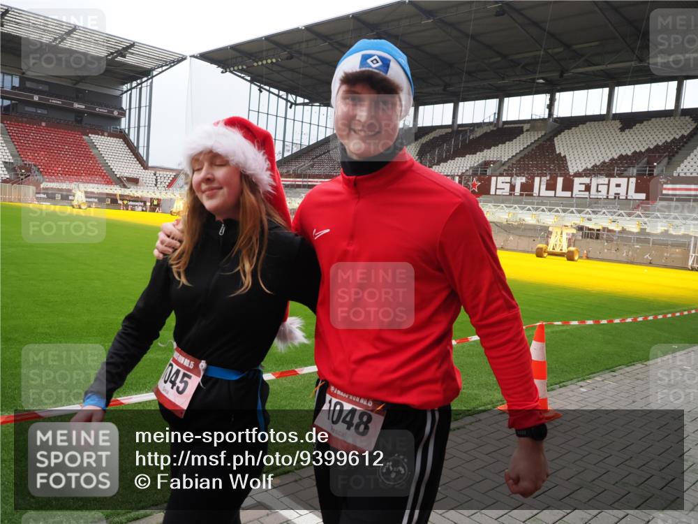 07.12.2025 - St. Pauli X-Mass-Run No. 15 Fabian Wolf http://msf.ph/oto/9399612 07.12.2025 11:01:43 Ziel 336, 376, 1045, 1048, 1067, 1637, 1640 meine-sportfotos.de