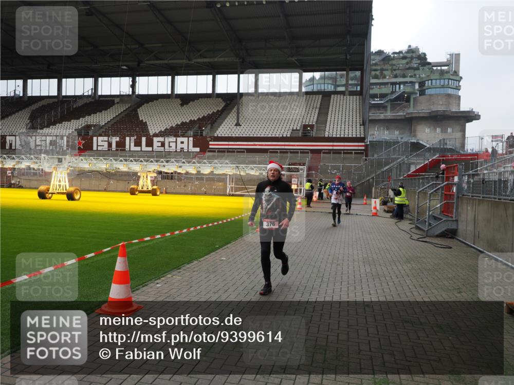 07.12.2025 - St. Pauli X-Mass-Run No. 15 Fabian Wolf http://msf.ph/oto/9399614 07.12.2025 11:01:44 Ziel 336, 376, 1045, 1048, 1067, 1637, 1640 meine-sportfotos.de