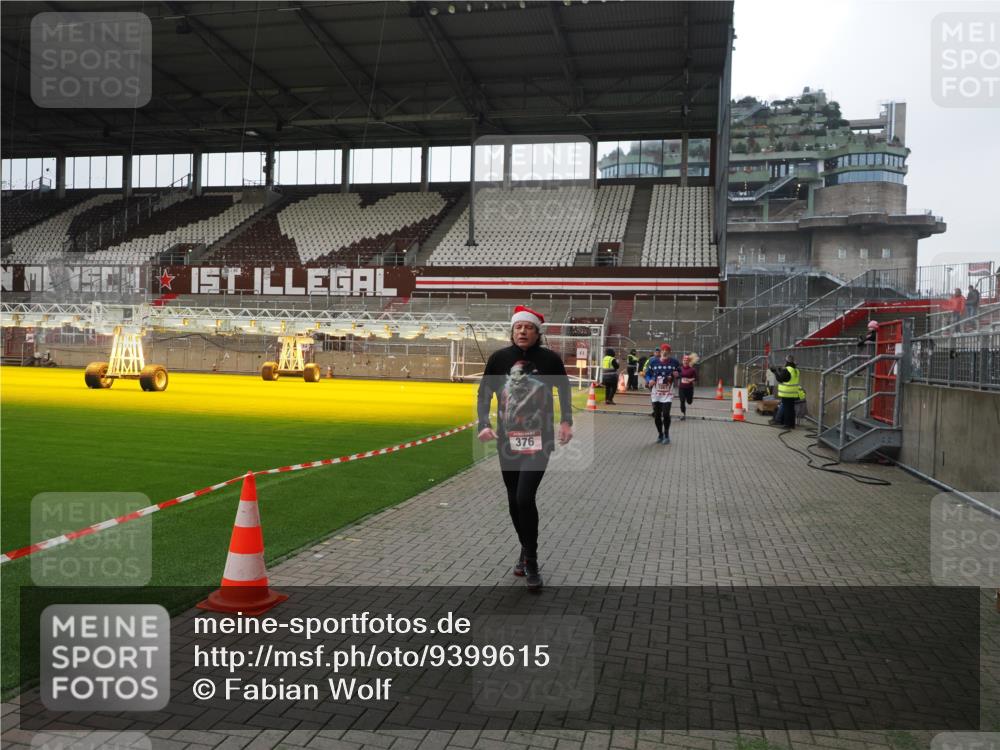 07.12.2025 - St. Pauli X-Mass-Run No. 15 Fabian Wolf http://msf.ph/oto/9399615 07.12.2025 11:01:44 Ziel 336, 376, 1045, 1048, 1067, 1637, 1640 meine-sportfotos.de