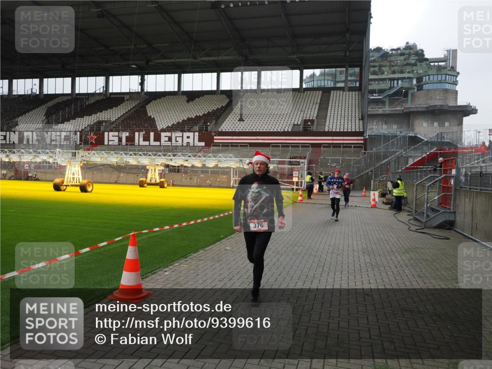 07.12.2025 - St. Pauli X-Mass-Run No. 15 Fabian Wolf http://msf.ph/oto/9399616 07.12.2025 11:01:44 Ziel 336, 376, 1045, 1048, 1067, 1637, 1640 meine-sportfotos.de