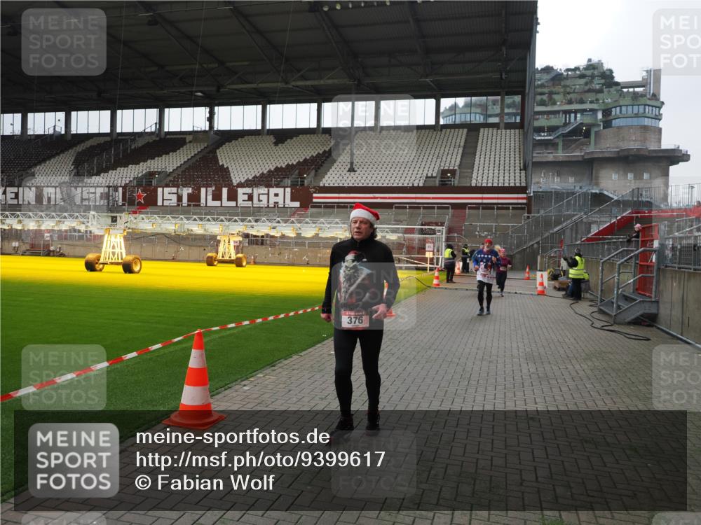 07.12.2025 - St. Pauli X-Mass-Run No. 15 Fabian Wolf http://msf.ph/oto/9399617 07.12.2025 11:01:44 Ziel 336, 376, 1045, 1048, 1067, 1637, 1640 meine-sportfotos.de