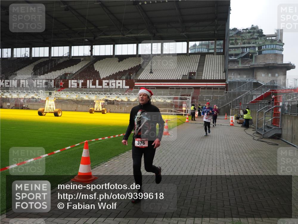 07.12.2025 - St. Pauli X-Mass-Run No. 15 Fabian Wolf http://msf.ph/oto/9399618 07.12.2025 11:01:45 Ziel 336, 376, 1045, 1048, 1067, 1637, 1640 meine-sportfotos.de