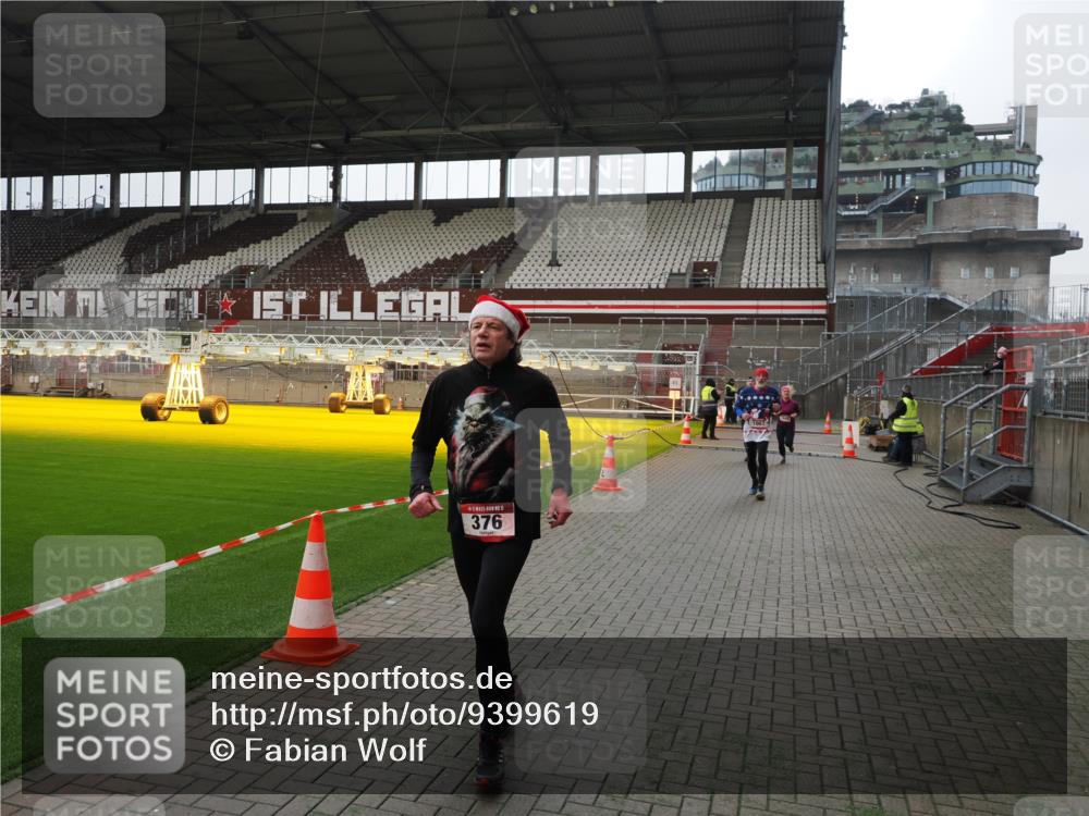 07.12.2025 - St. Pauli X-Mass-Run No. 15 Fabian Wolf http://msf.ph/oto/9399619 07.12.2025 11:01:45 Ziel 336, 376, 1045, 1048, 1067, 1637, 1640 meine-sportfotos.de