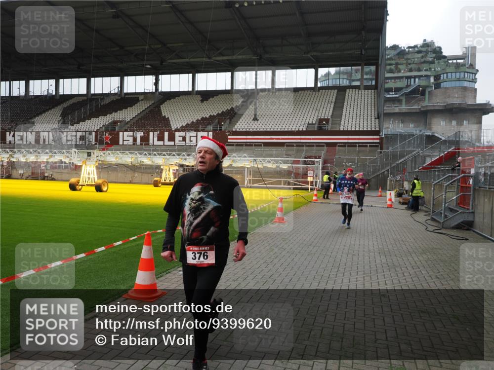07.12.2025 - St. Pauli X-Mass-Run No. 15 Fabian Wolf http://msf.ph/oto/9399620 07.12.2025 11:01:45 Ziel 336, 376, 1045, 1048, 1067, 1637, 1640 meine-sportfotos.de