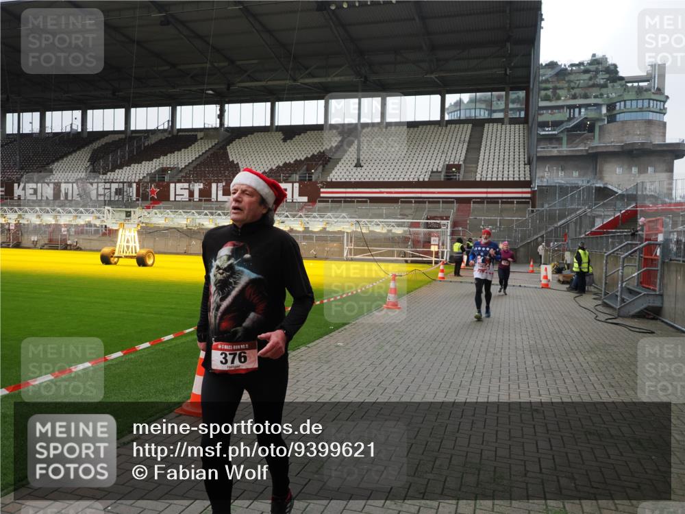 07.12.2025 - St. Pauli X-Mass-Run No. 15 Fabian Wolf http://msf.ph/oto/9399621 07.12.2025 11:01:45 Ziel 336, 376, 1045, 1048, 1067, 1637, 1640 meine-sportfotos.de