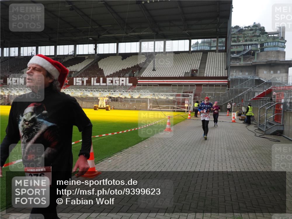 07.12.2025 - St. Pauli X-Mass-Run No. 15 Fabian Wolf http://msf.ph/oto/9399623 07.12.2025 11:01:46 Ziel 336, 376, 1045, 1048, 1067, 1637, 1640 meine-sportfotos.de