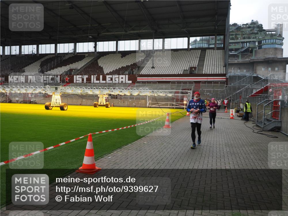 07.12.2025 - St. Pauli X-Mass-Run No. 15 Fabian Wolf http://msf.ph/oto/9399627 07.12.2025 11:01:47 Ziel 336, 376, 1045, 1048, 1067, 1637, 1640 meine-sportfotos.de