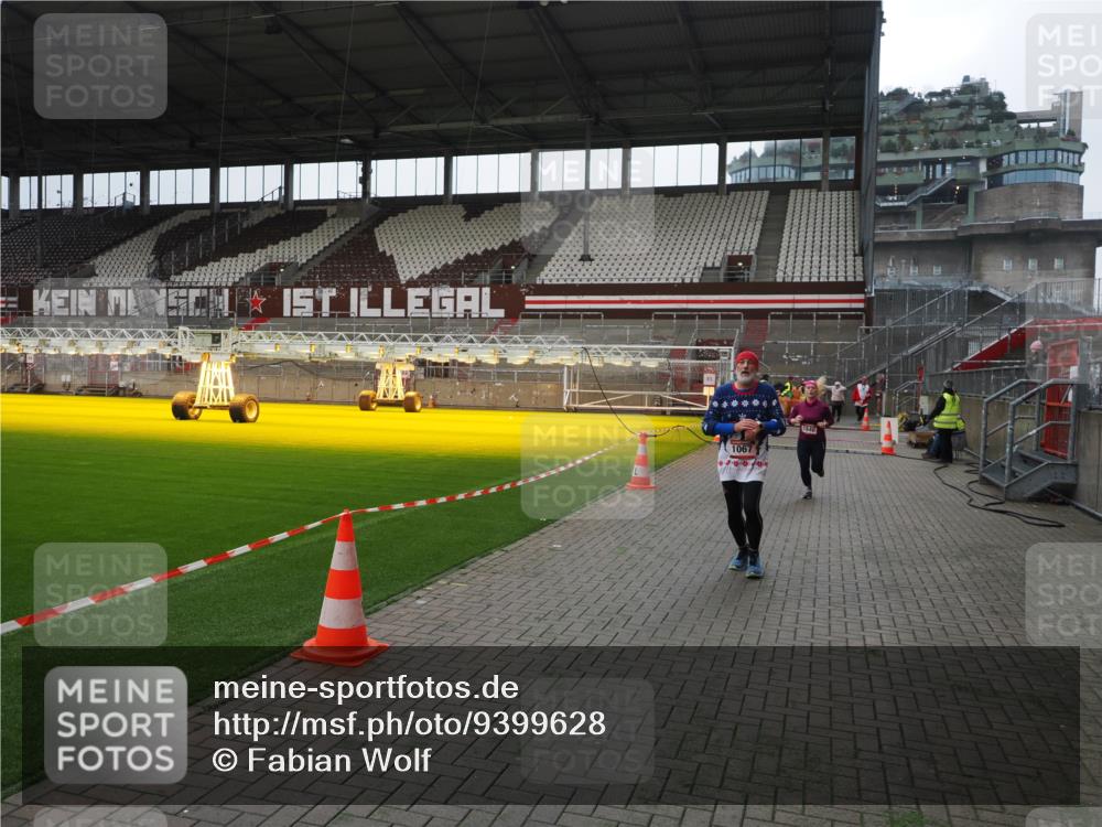 07.12.2025 - St. Pauli X-Mass-Run No. 15 Fabian Wolf http://msf.ph/oto/9399628 07.12.2025 11:01:47 Ziel 336, 376, 1045, 1048, 1067, 1637, 1640 meine-sportfotos.de