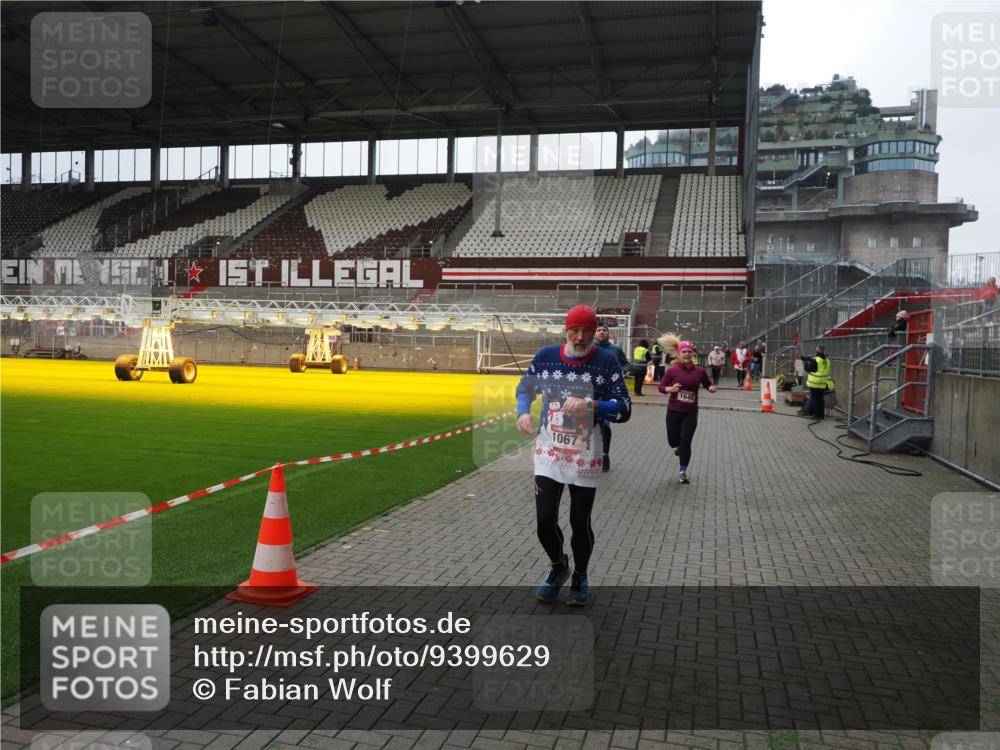 07.12.2025 - St. Pauli X-Mass-Run No. 15 Fabian Wolf http://msf.ph/oto/9399629 07.12.2025 11:01:48 Ziel 336, 376, 1045, 1048, 1067, 1637, 1640 meine-sportfotos.de