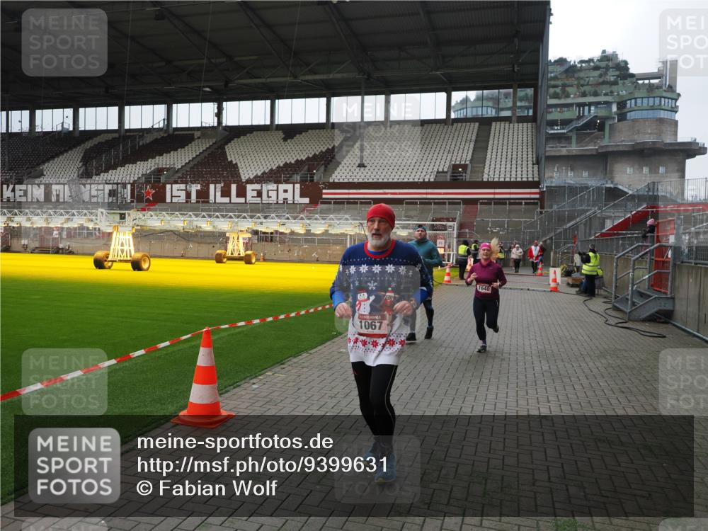 07.12.2025 - St. Pauli X-Mass-Run No. 15 Fabian Wolf http://msf.ph/oto/9399631 07.12.2025 11:01:48 Ziel 336, 376, 1045, 1048, 1067, 1637, 1640 meine-sportfotos.de