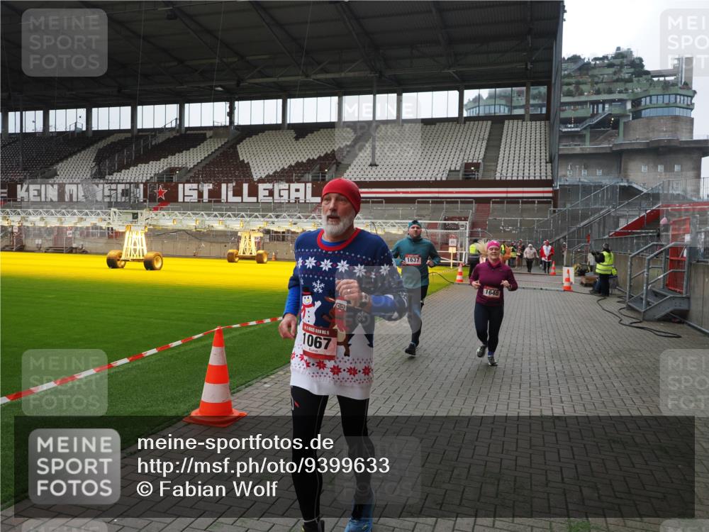 07.12.2025 - St. Pauli X-Mass-Run No. 15 Fabian Wolf http://msf.ph/oto/9399633 07.12.2025 11:01:49 Ziel 376, 1045, 1048, 1067, 1637, 1640 meine-sportfotos.de