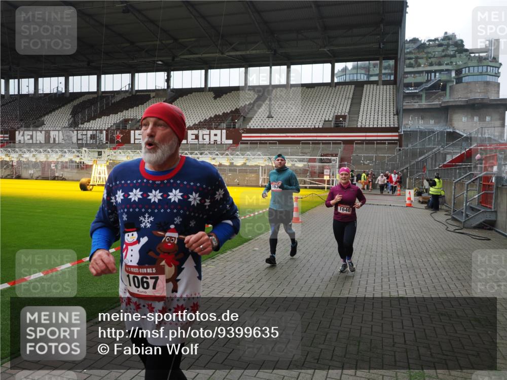 07.12.2025 - St. Pauli X-Mass-Run No. 15 Fabian Wolf http://msf.ph/oto/9399635 07.12.2025 11:01:49 Ziel 376, 1045, 1048, 1067, 1637, 1640 meine-sportfotos.de
