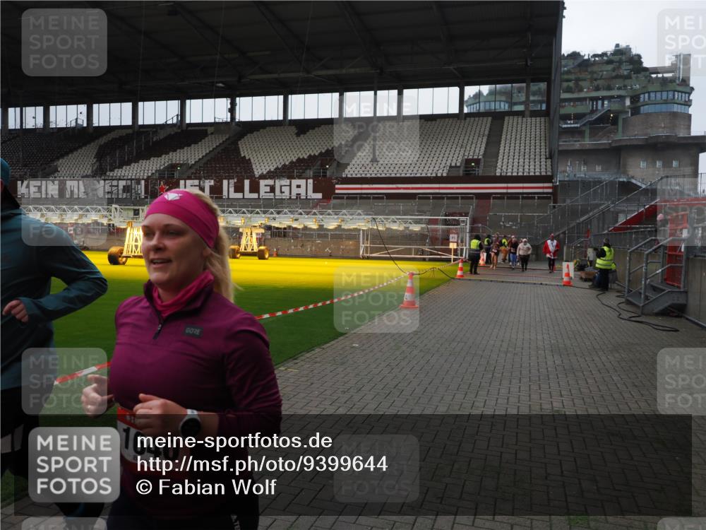07.12.2025 - St. Pauli X-Mass-Run No. 15 Fabian Wolf http://msf.ph/oto/9399644 07.12.2025 11:01:51 Ziel 376, 1045, 1067, 1637, 1640 meine-sportfotos.de